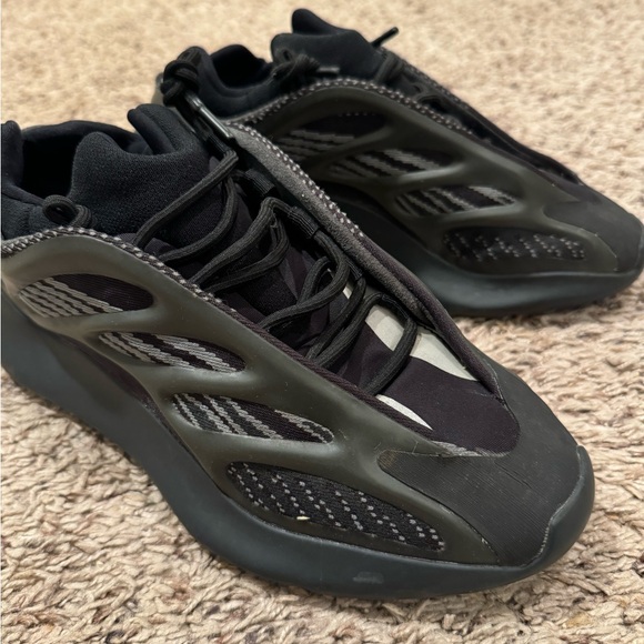 UNISEX ADIDAS YEEZY 700 V3 DARK GLOW - Picture 3 of 8